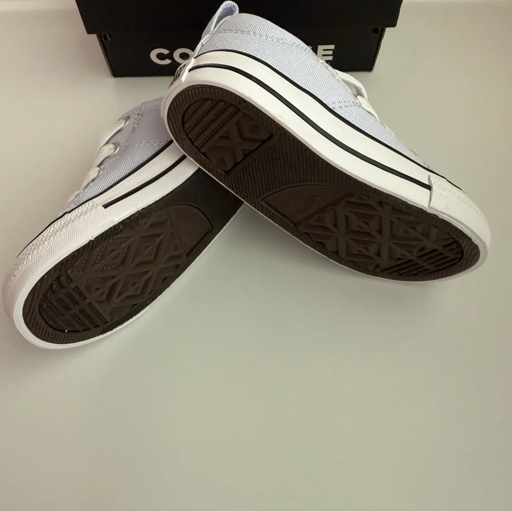 NIB Converse Chuck Taylor All Star Embroidered Flowers Madison Ox